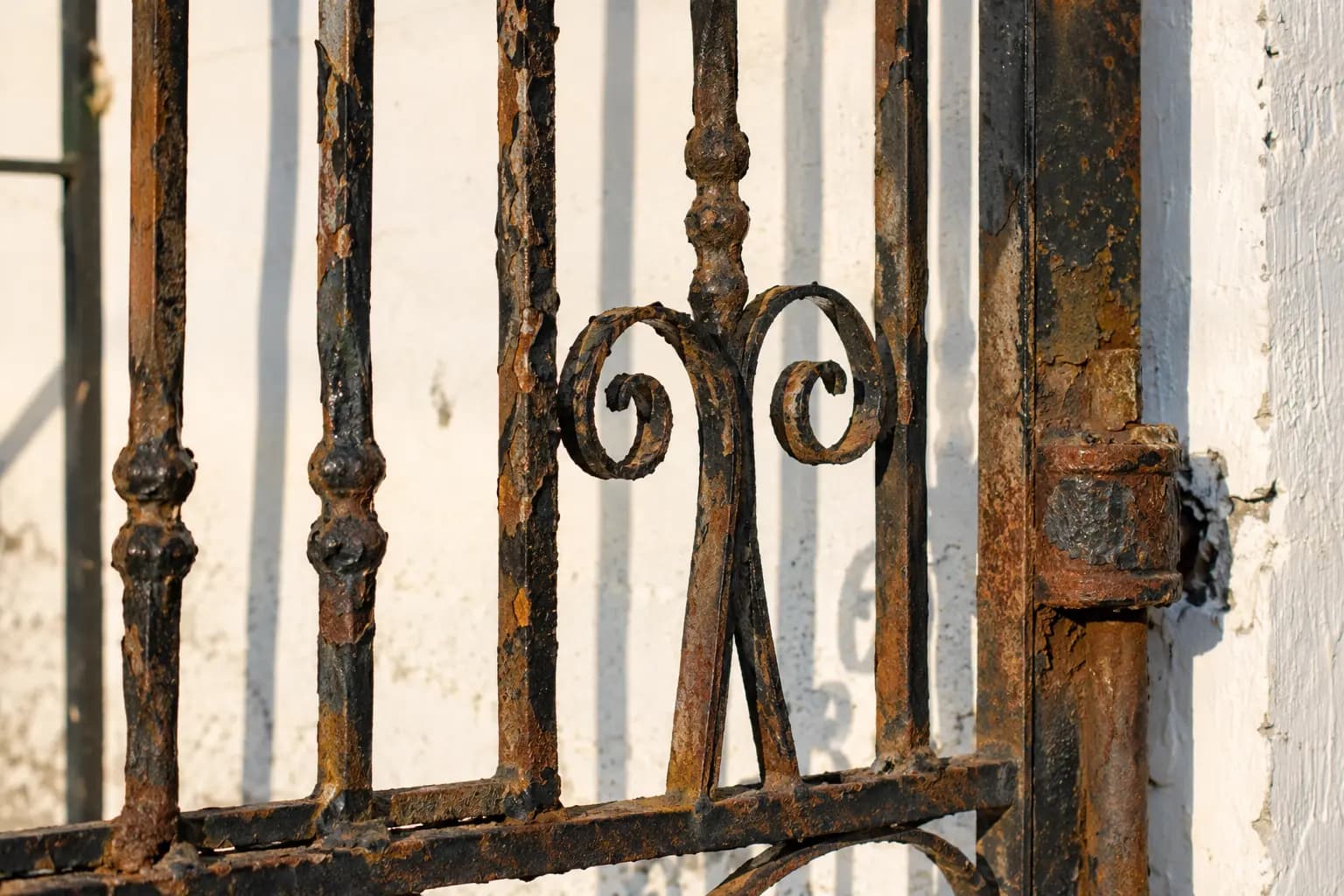 Reja de hierro forjado con óxido y pintura descascarada